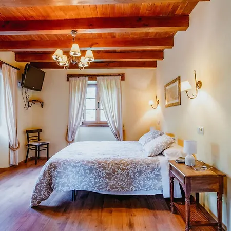 Casa Berbesa, Caserio En Asturias カストロポル